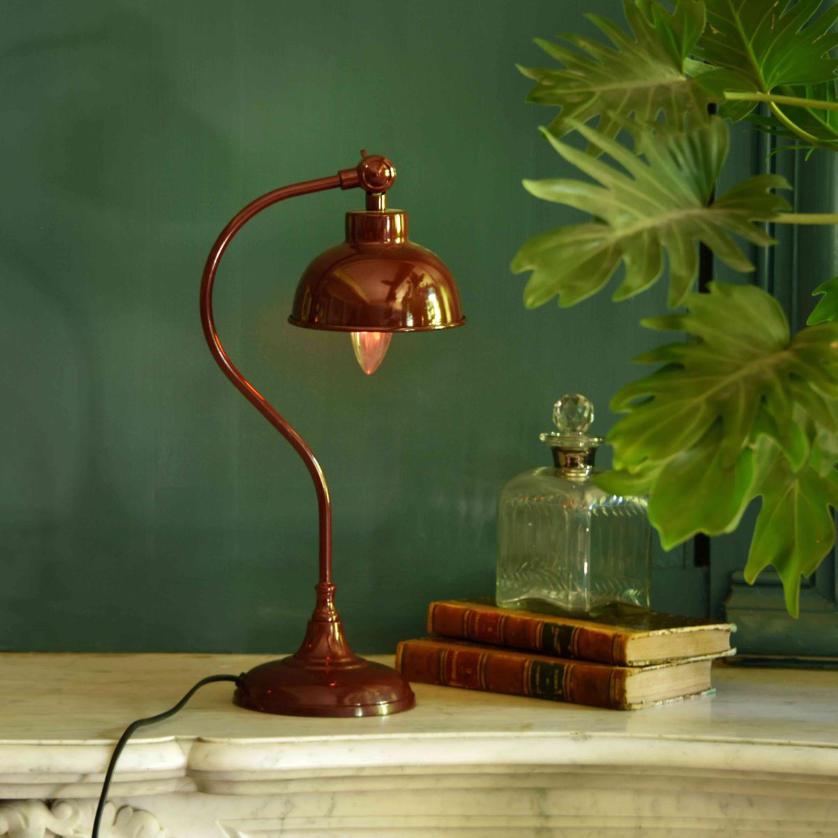Lampe de bureau en métal couleur bordeaux Alistair – Decoclico