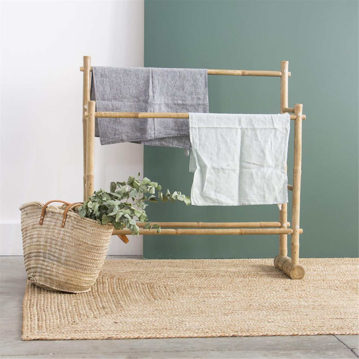 Estanterías de baño con cesta y tres toalleros bambú color natural