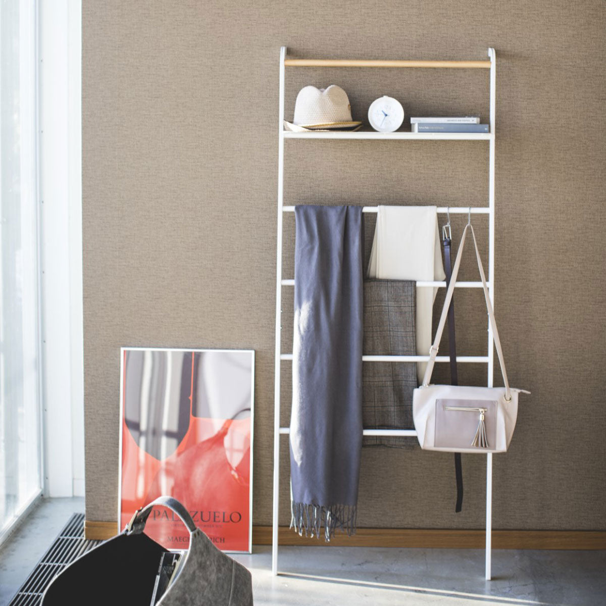 Escalera toallero en acero y madera blanca Tower Yamazaki – Decoclico