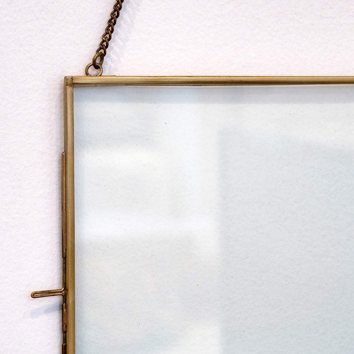Cadre photo vertical avec chaîne en verre et métal finition noir mat M –  Decoclico