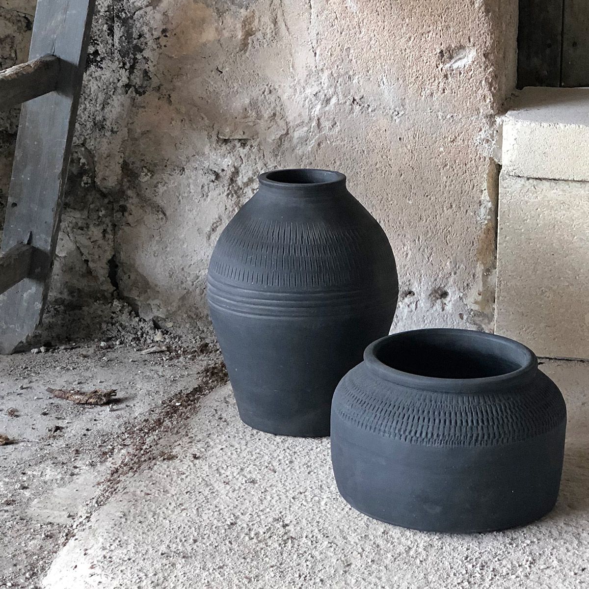 Pot de fleur en terre cuite charbon Petra fait main – Decoclico