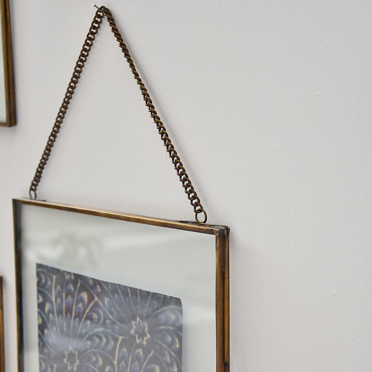 Cadre photo vertical avec chaîne en verre et métal finition laiton