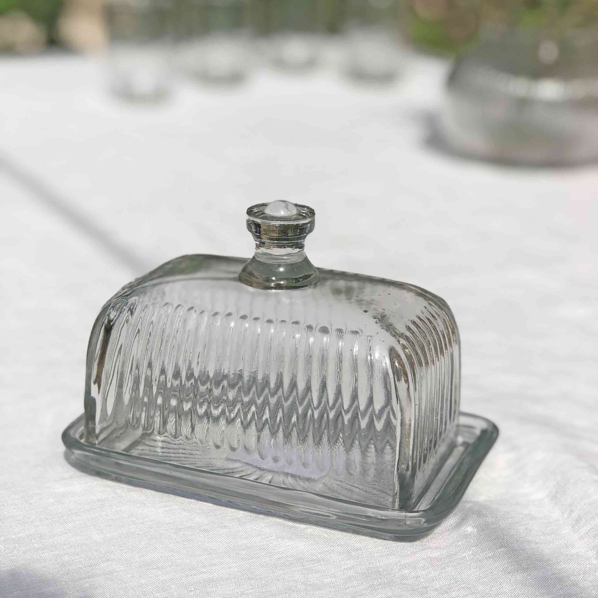 Beurrier en verre strié transparent avec couvercle – Decoclico