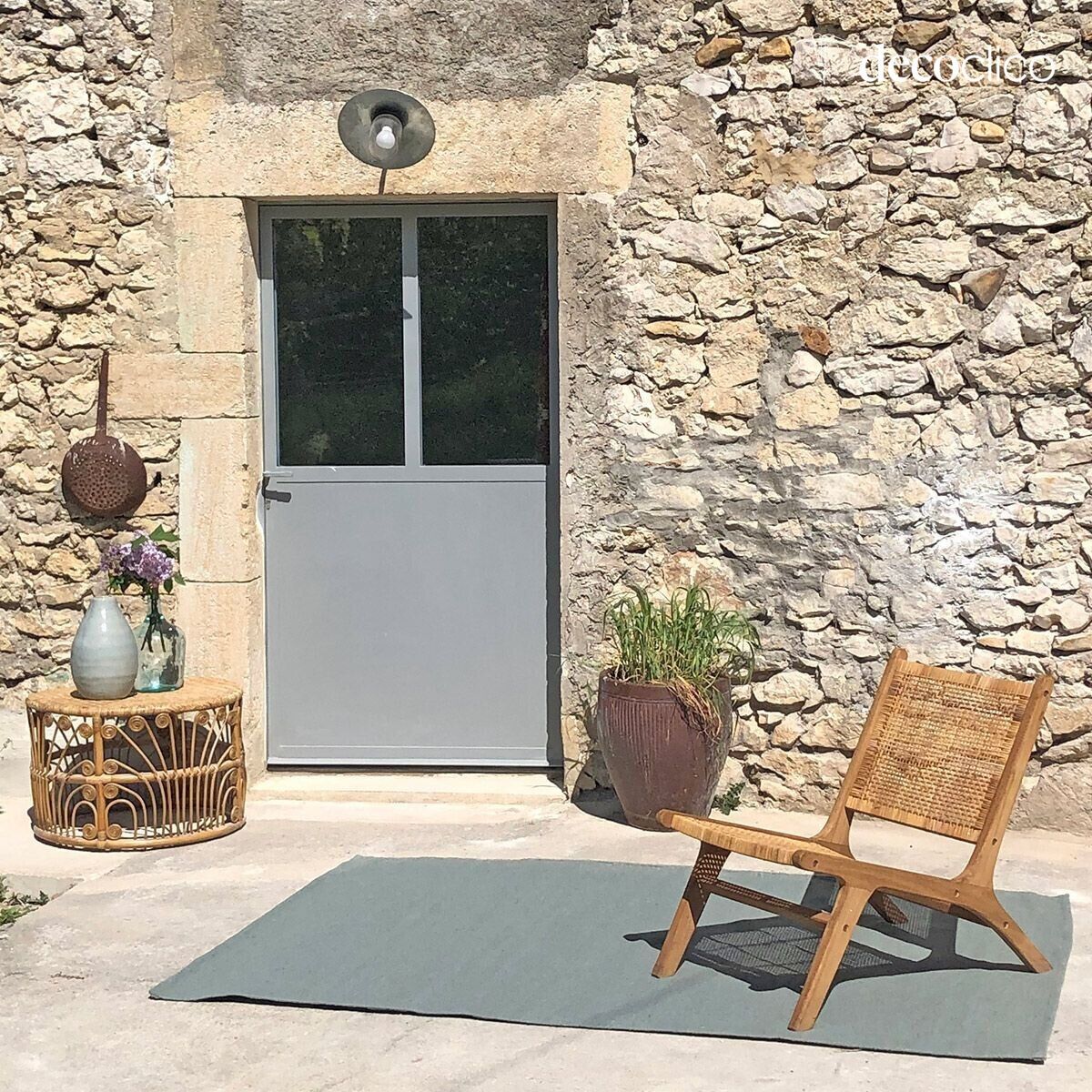 Alfombra rectangular de fibras recicladas tejida a mano verde celadón para interior y exterior 1 Bergen