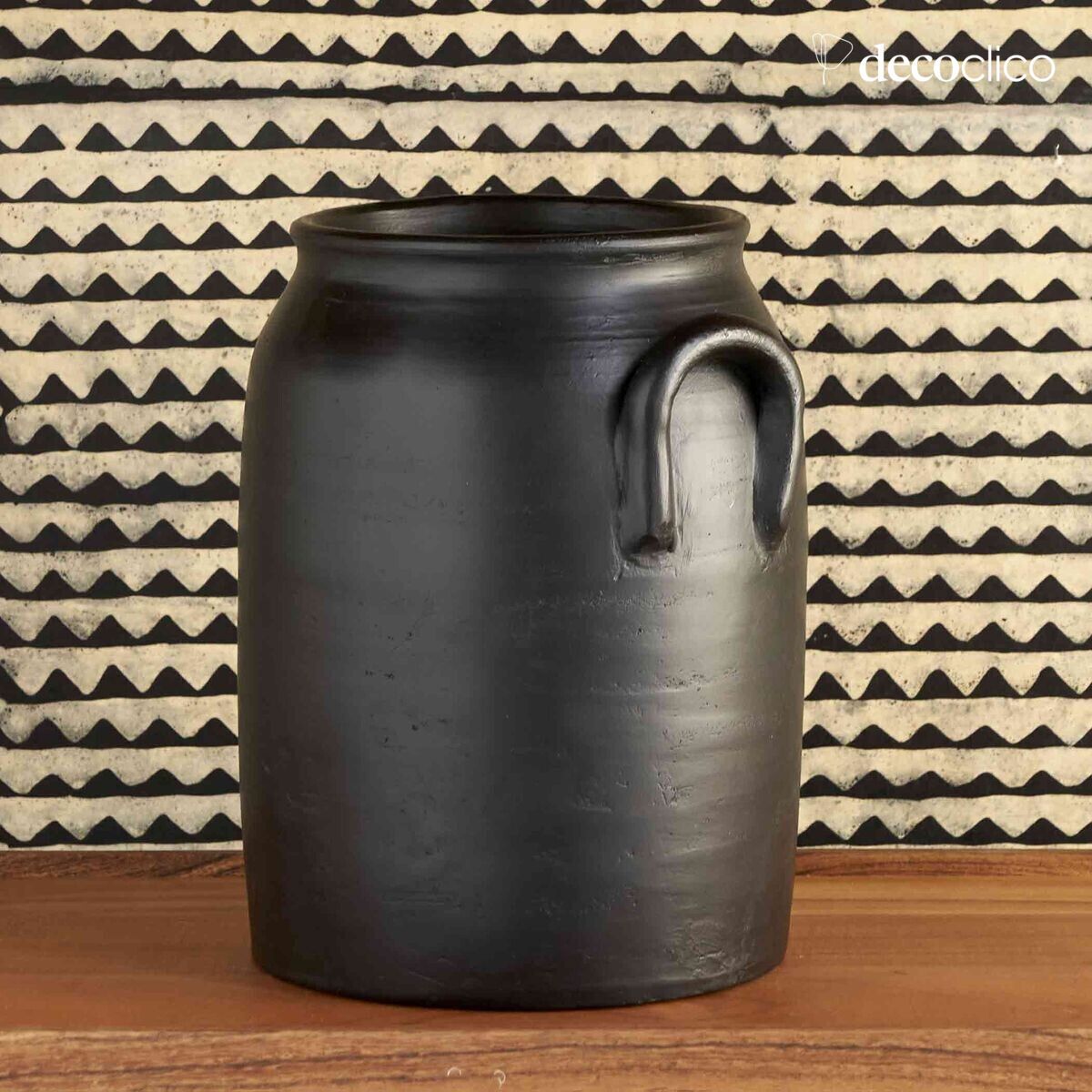 Alma handgemaakte terracotta vaas met zwarte handvatten