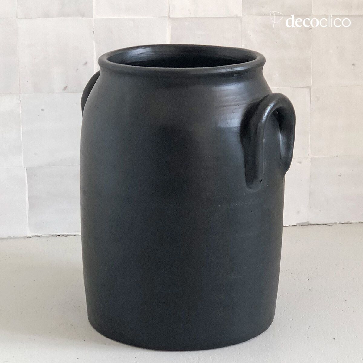 Alma handgemaakte terracotta vaas met zwarte handvatten