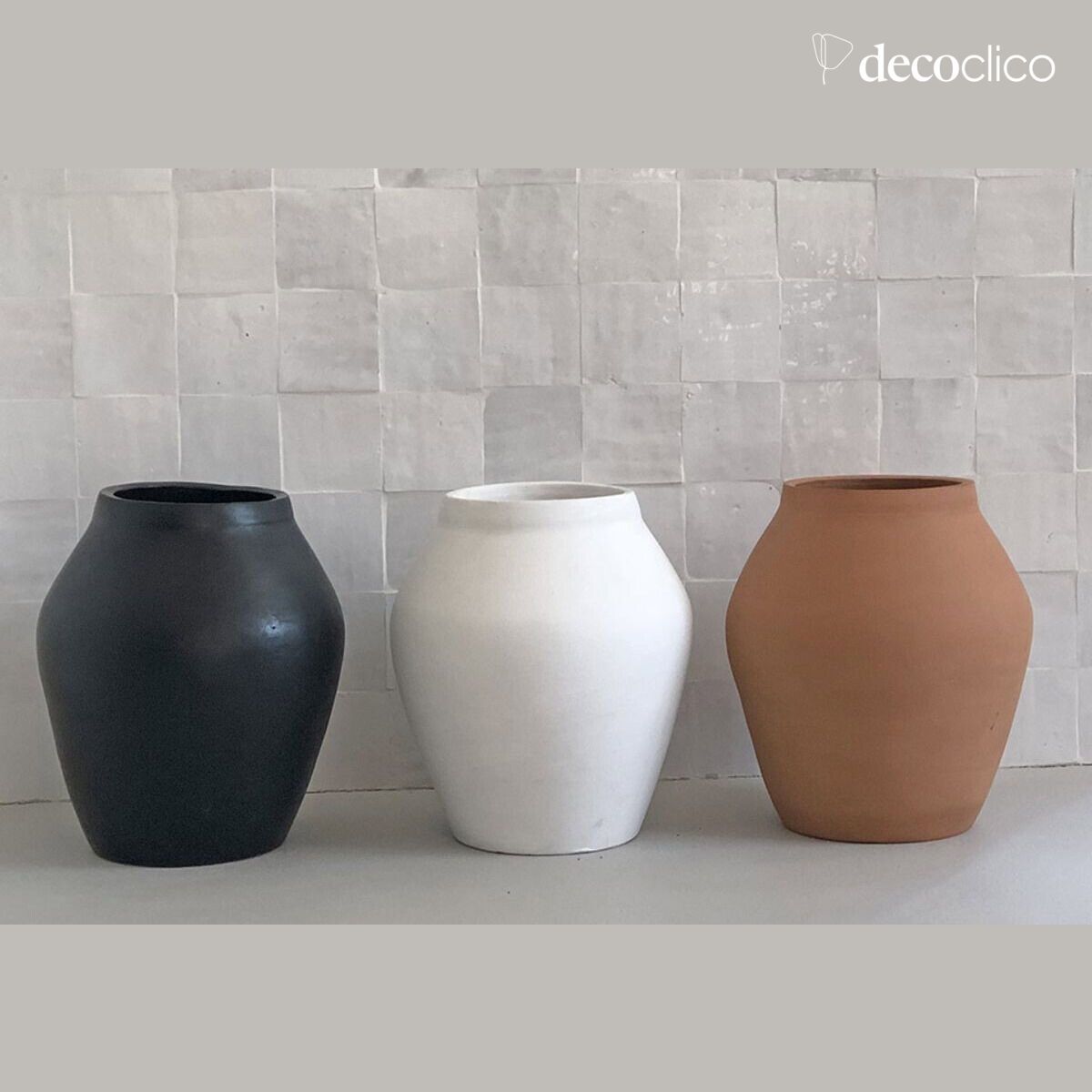 Alma handgemaakte zwarte terracotta amfora vaas