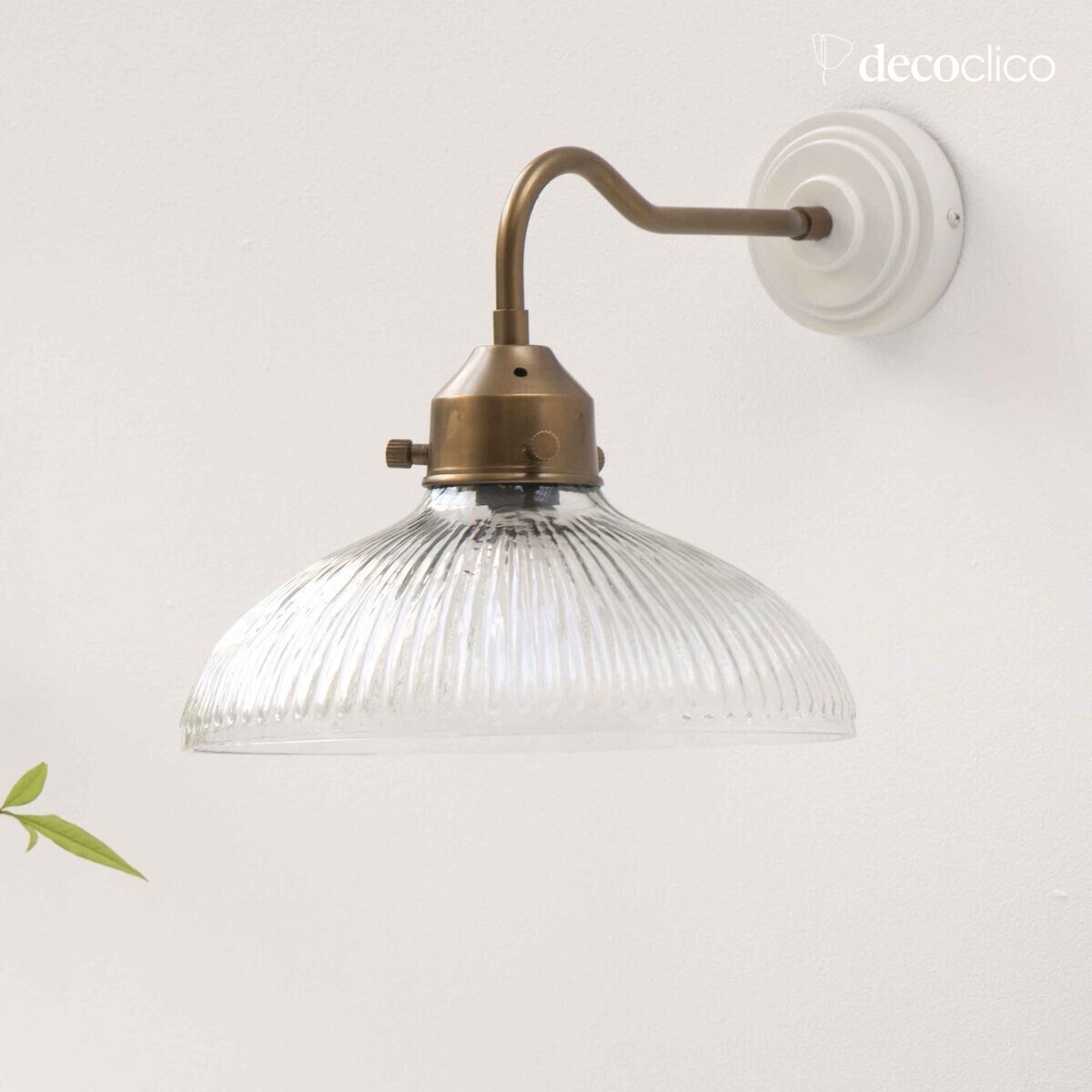 Antieke messingkleurige metalen wandlamp met gegraveerde glazen kap Arlette