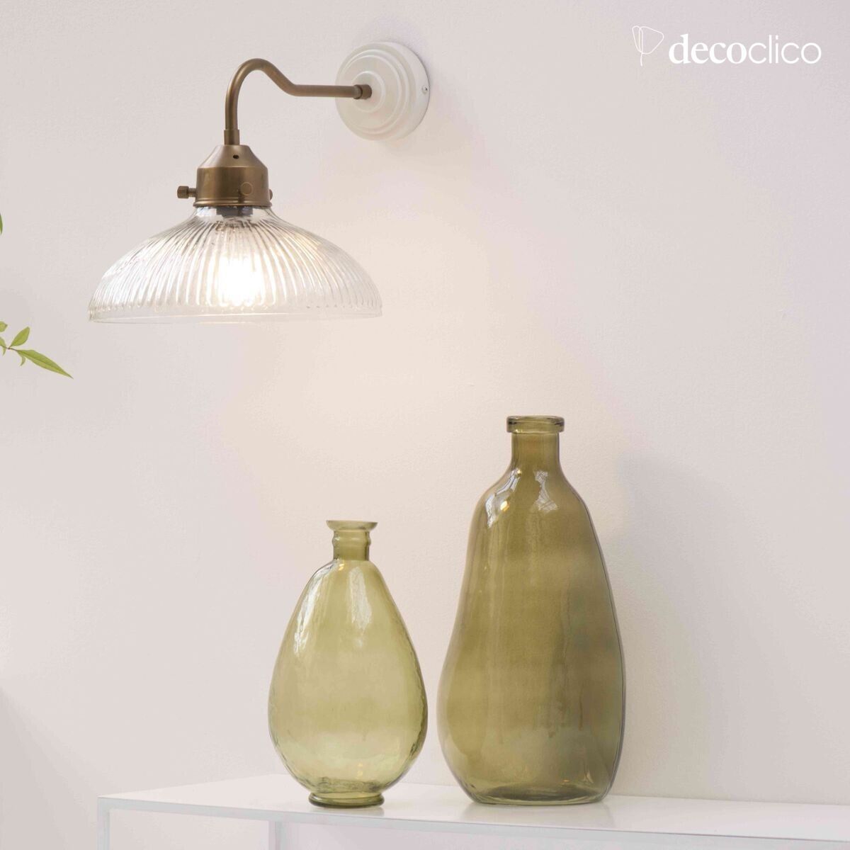 Antieke messingkleurige metalen wandlamp met gegraveerde glazen kap Arlette