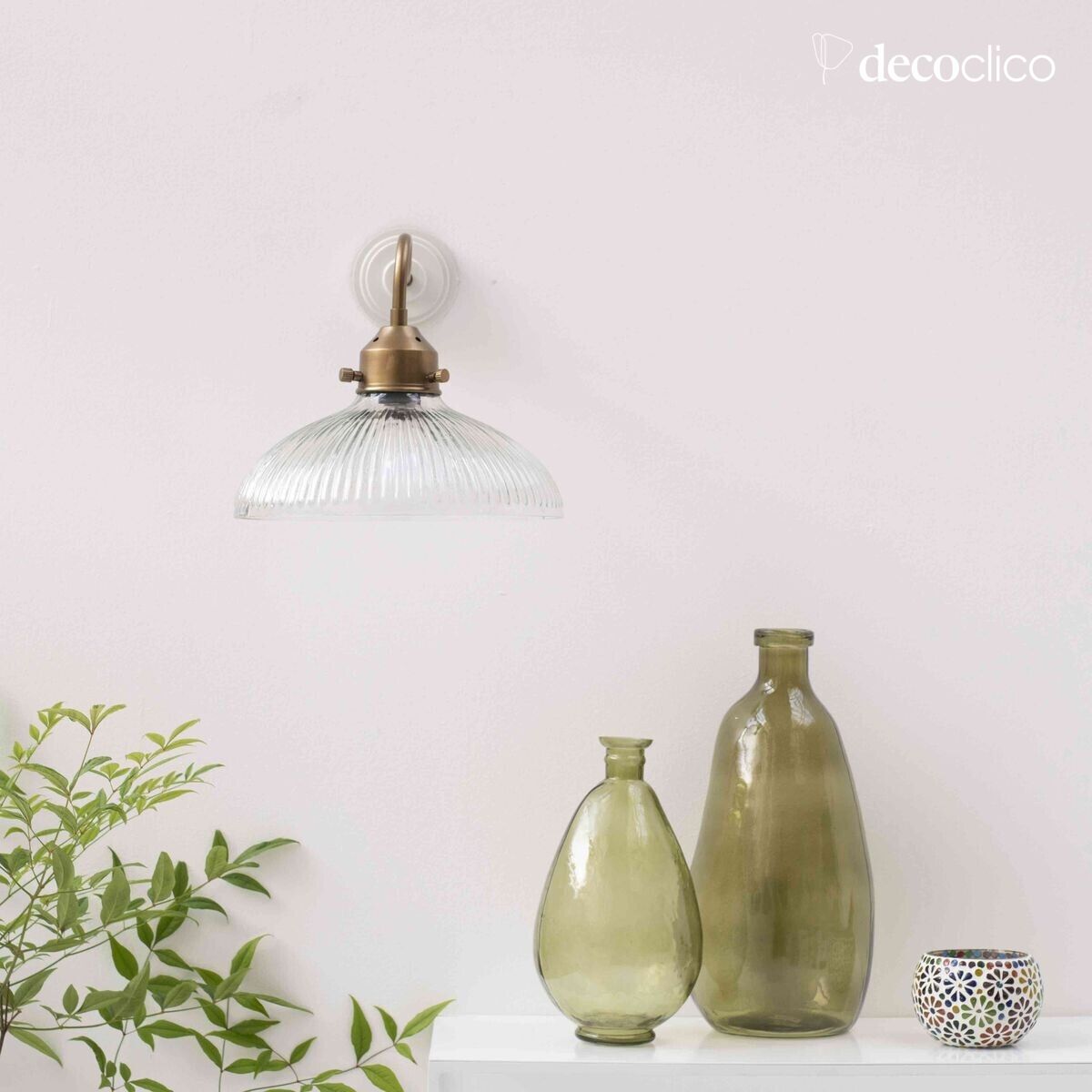 Antieke messingkleurige metalen wandlamp met gegraveerde glazen kap Arlette