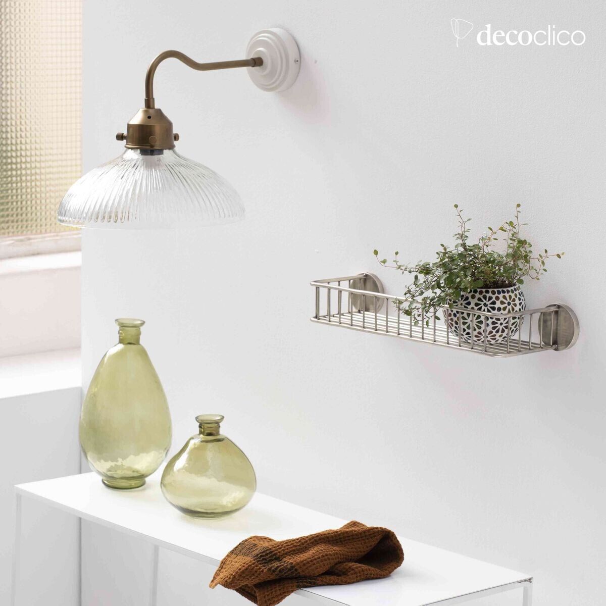 Antieke messingkleurige metalen wandlamp met gegraveerde glazen kap Arlette