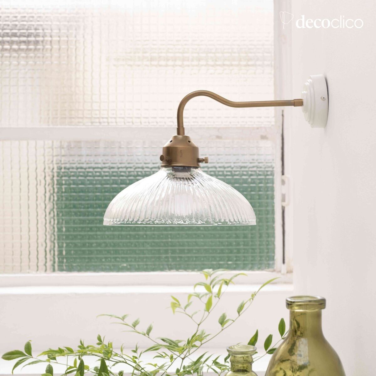 Antieke messingkleurige metalen wandlamp met gegraveerde glazen kap Arlette