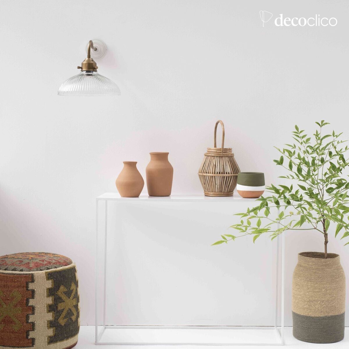 Antieke messingkleurige metalen wandlamp met gegraveerde glazen kap Arlette