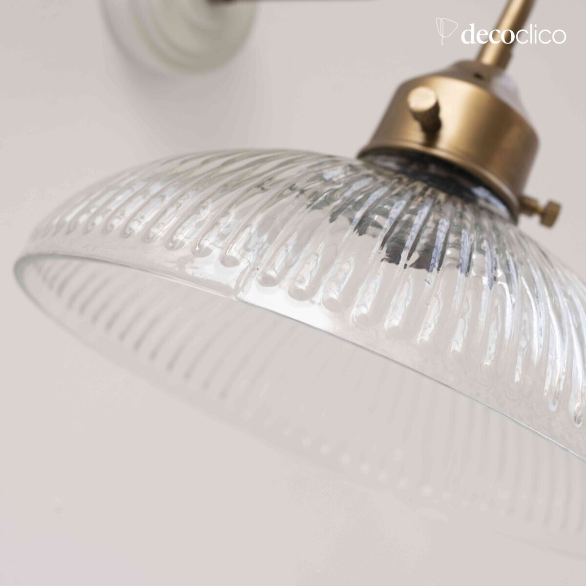 Antieke messingkleurige metalen wandlamp met gegraveerde glazen kap Arlette