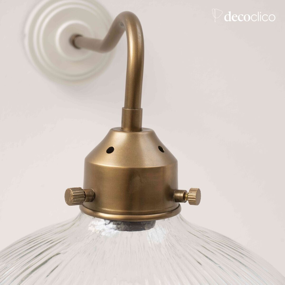 Antieke messingkleurige metalen wandlamp met gegraveerde glazen kap Arlette