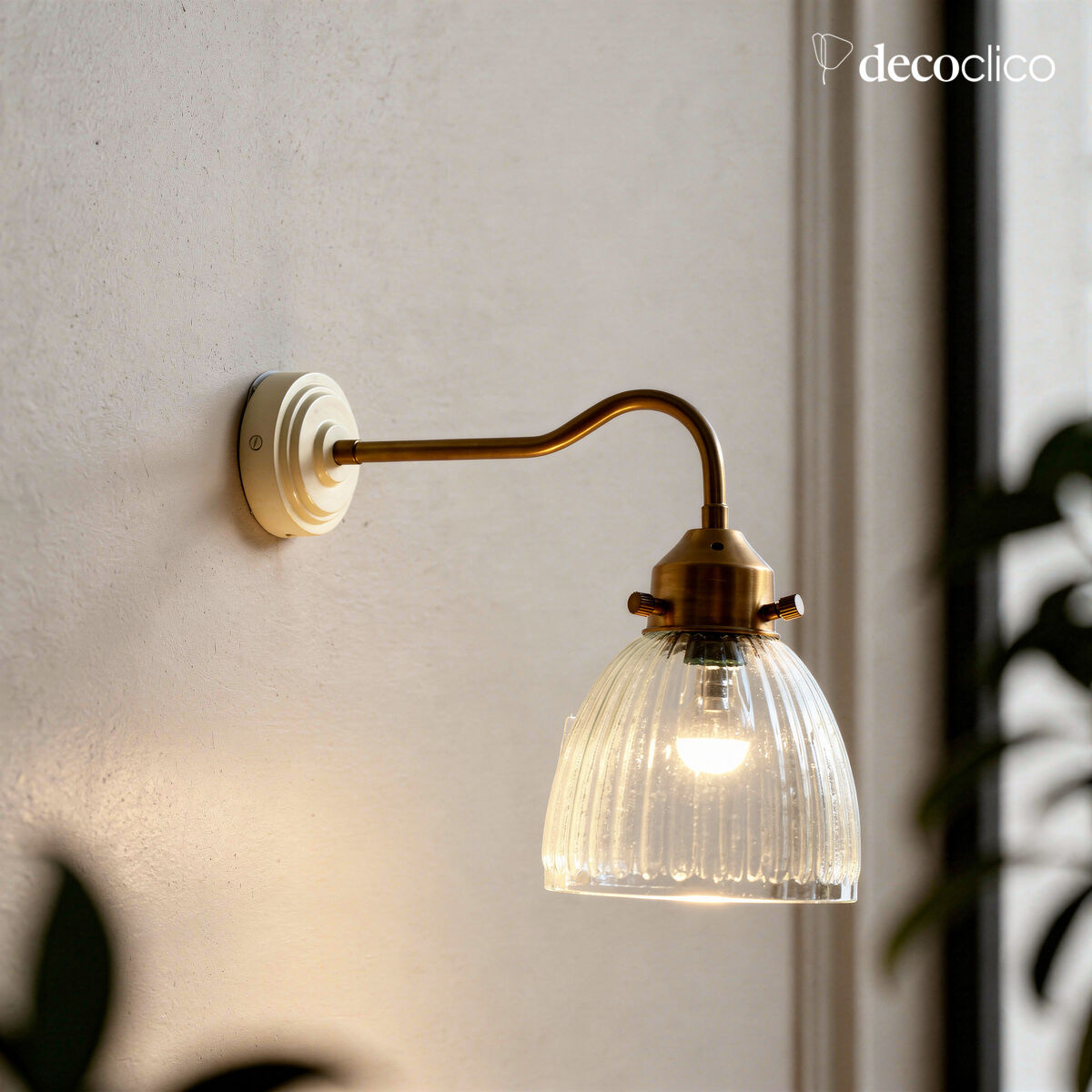 Antieke messingkleurige metalen wandlamp met gegraveerde PM glazen kap Arlette