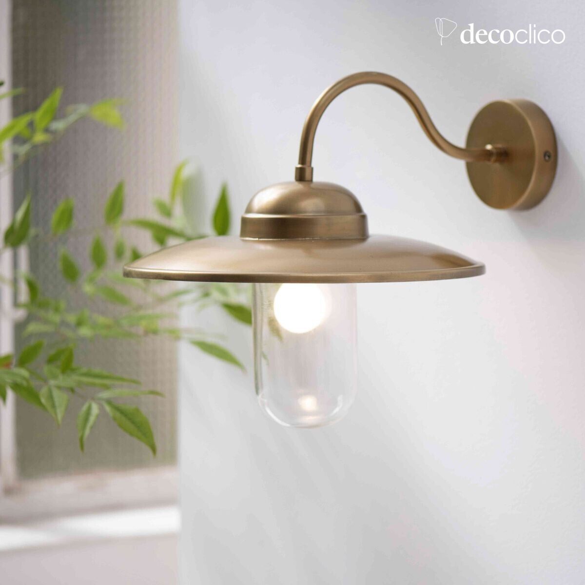 Antieke messingkleurige metalen wandlamp met zwanenhals