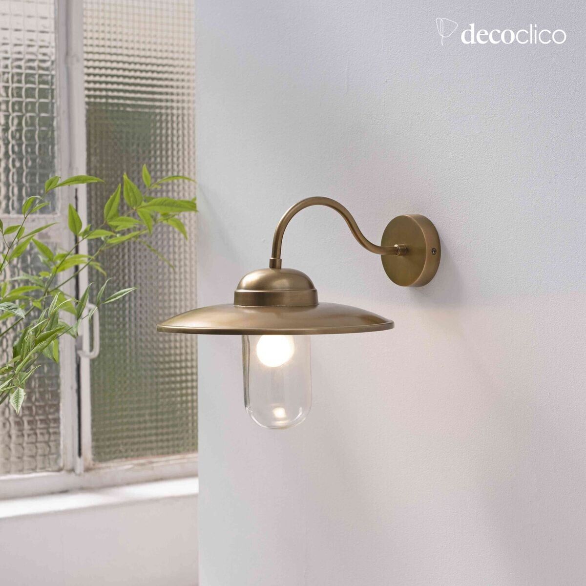 Antieke messingkleurige metalen wandlamp met zwanenhals