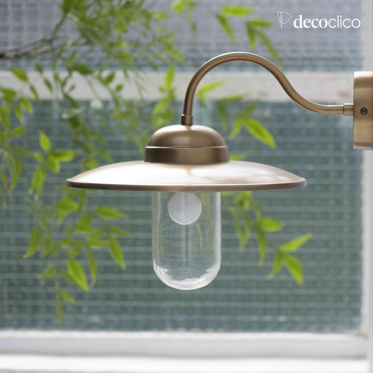 Antieke messingkleurige metalen wandlamp met zwanenhals