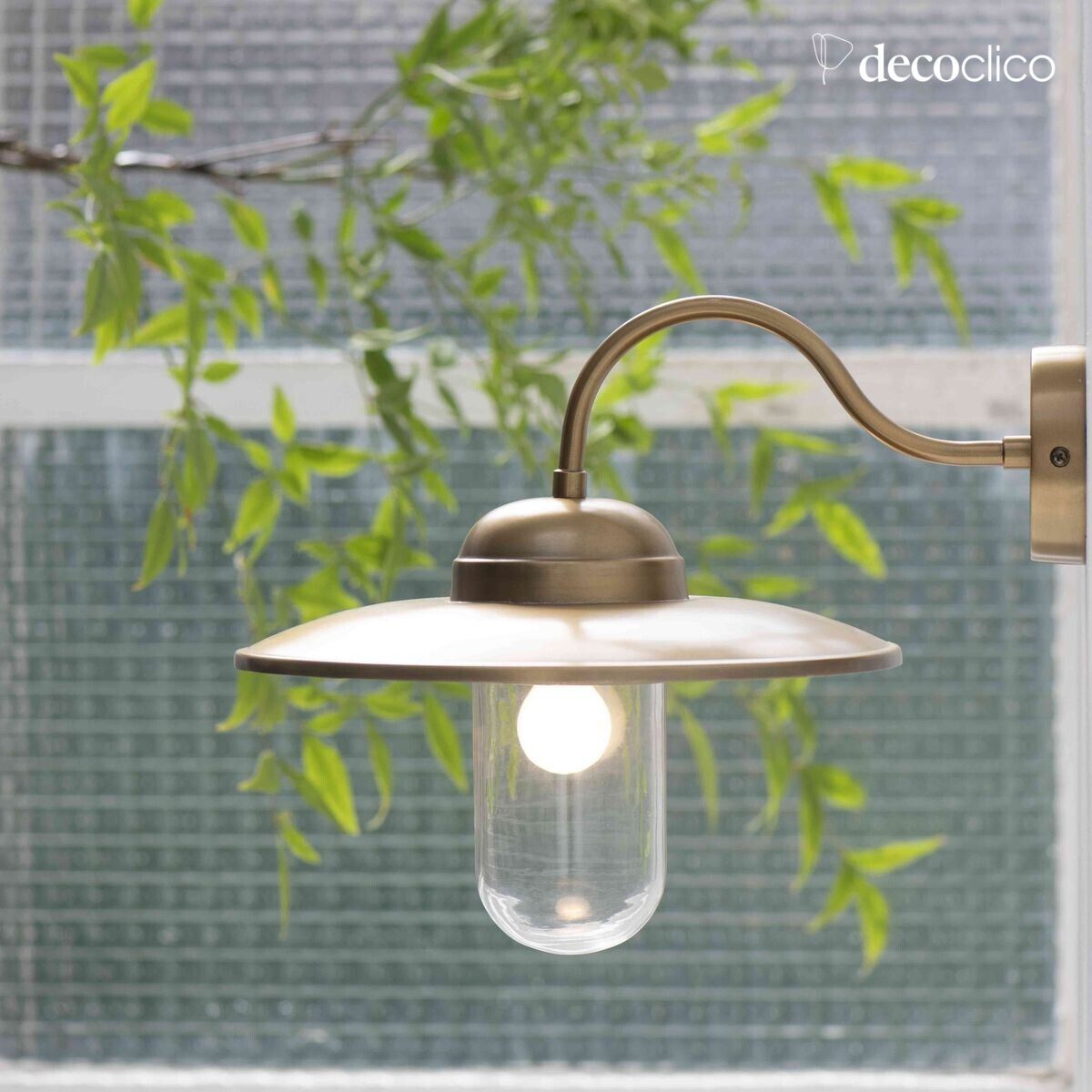 Antieke messingkleurige metalen wandlamp met zwanenhals