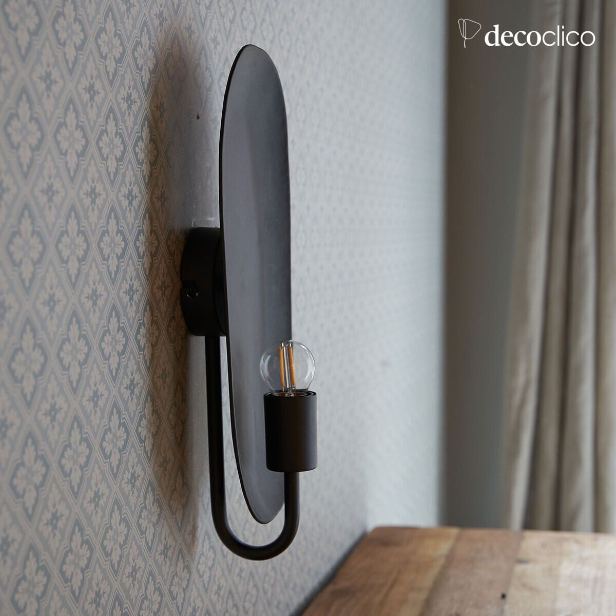 Aplique de pared con aspecto de candelabro de metal con acabado en negro mate