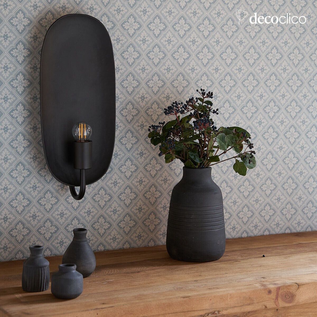 Applique in stile candelabro in metallo con finitura nera opaca