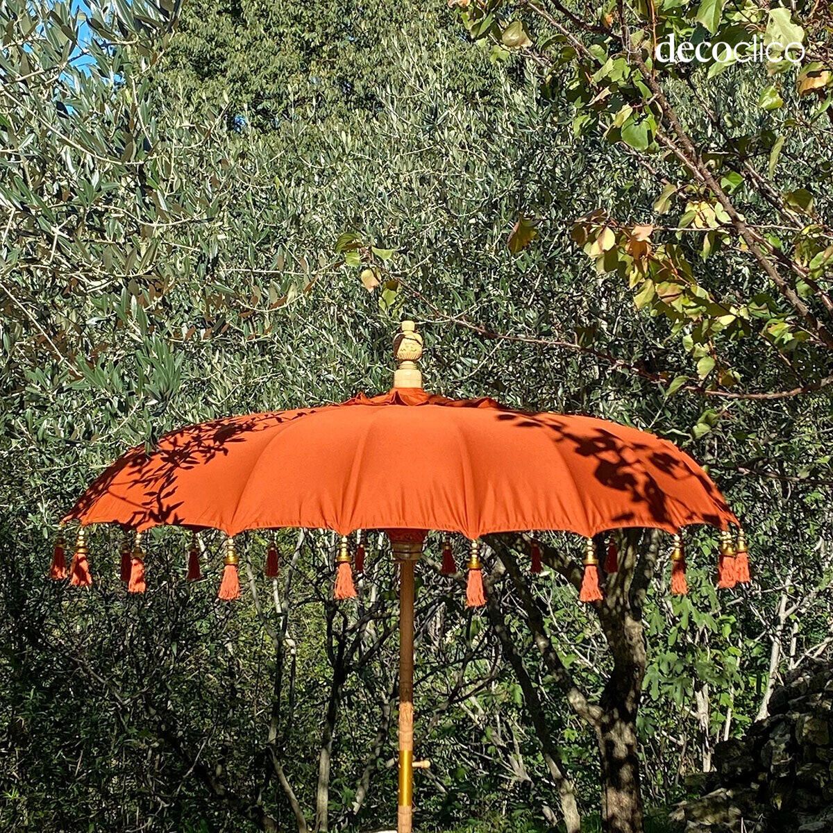 Balinesischer Sonnenschirm aus Holz und orangefarbenem Stoff