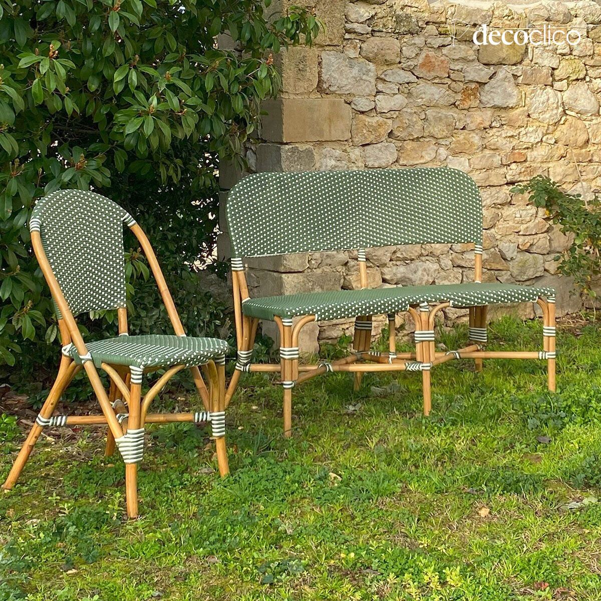 Banco bistro con respaldo de ratán y resina trenzada verde y blanca Belleville