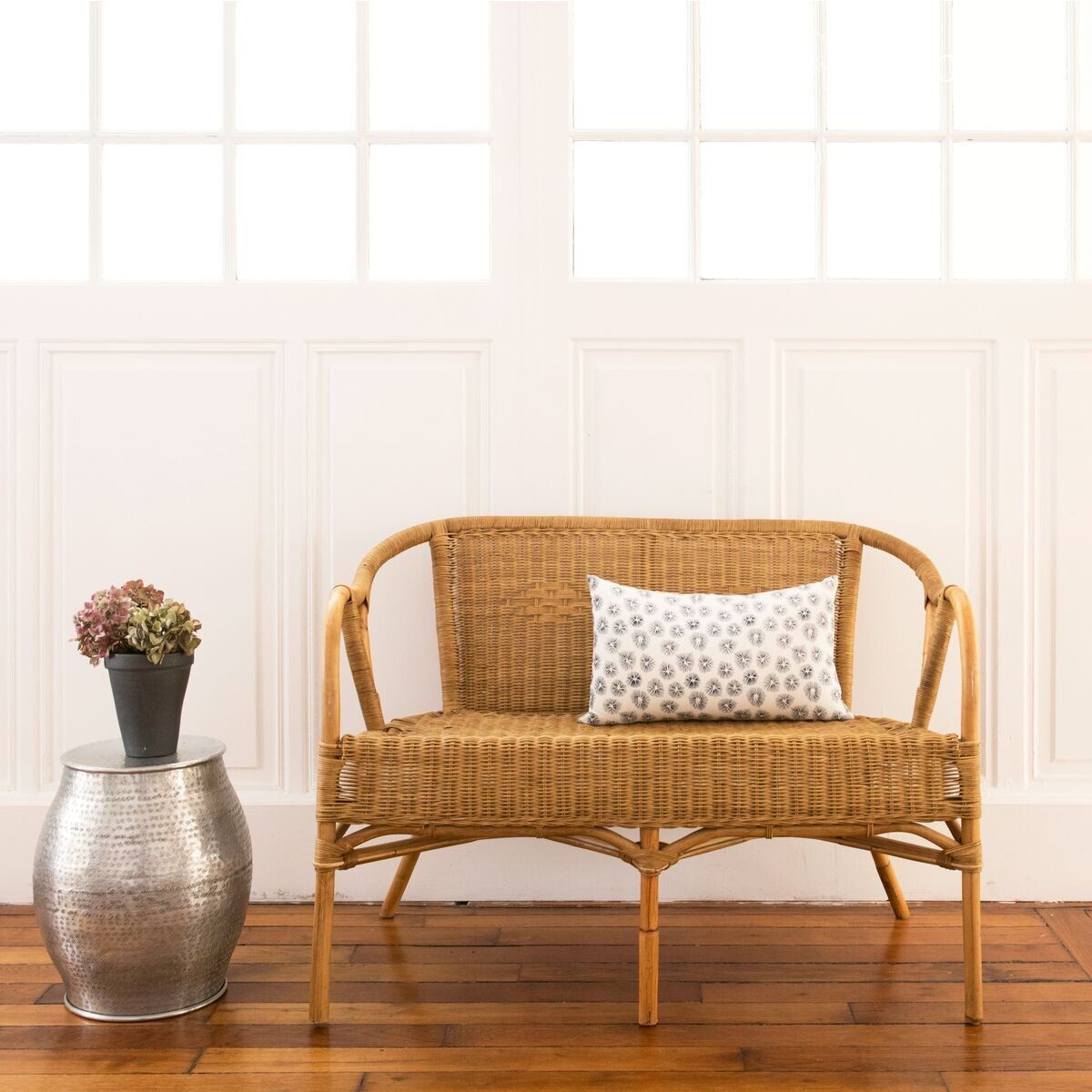 Banqueta de ratán natural con reposabrazos y asiento trenzado Cabourg