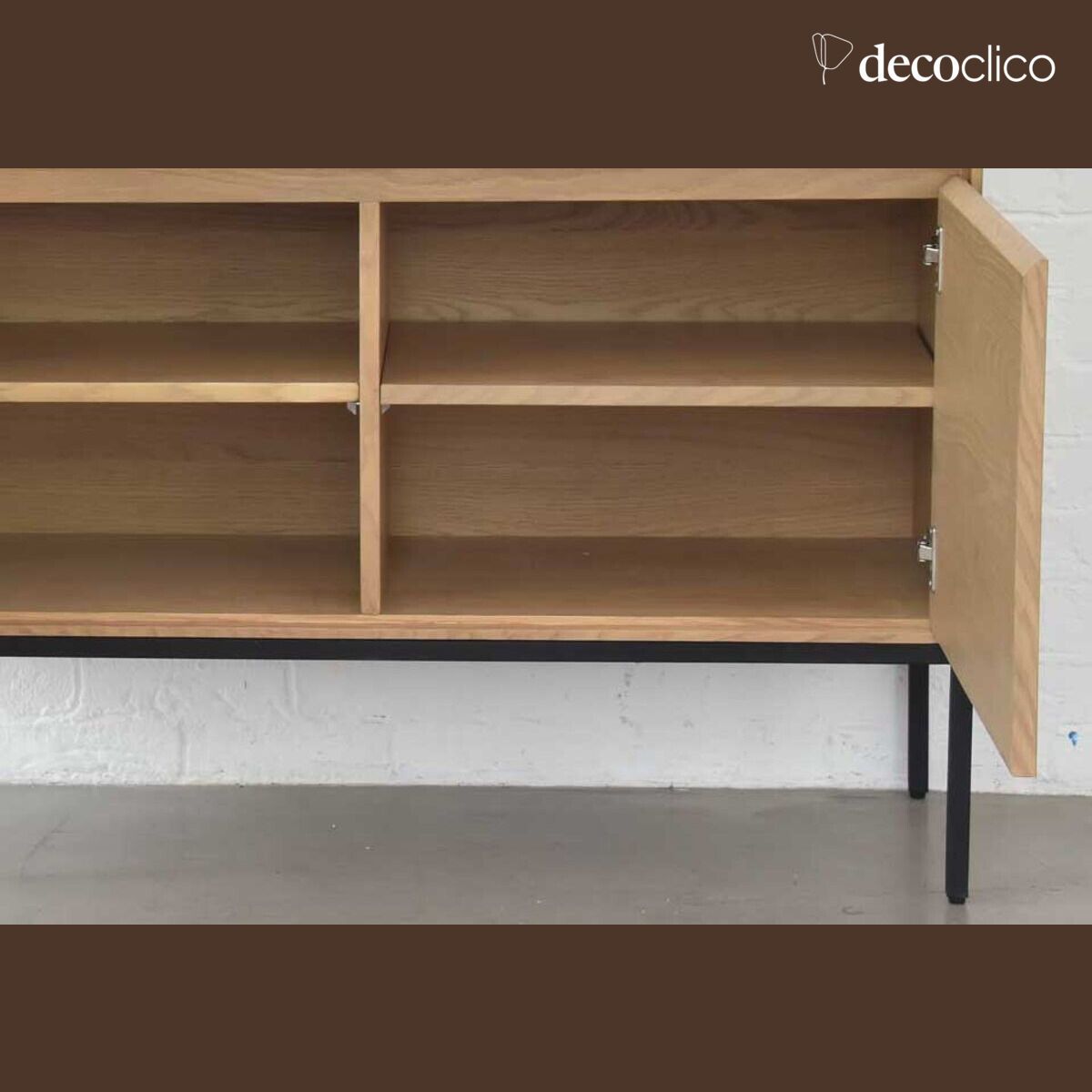 Buffet chapado en roble con patas de metal negro mate 2 puertas Soho