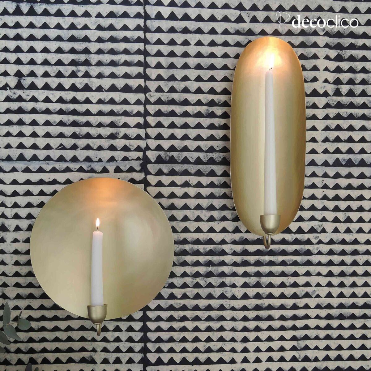 Candelabro de pared con fondo redondo de metal con acabado dorado