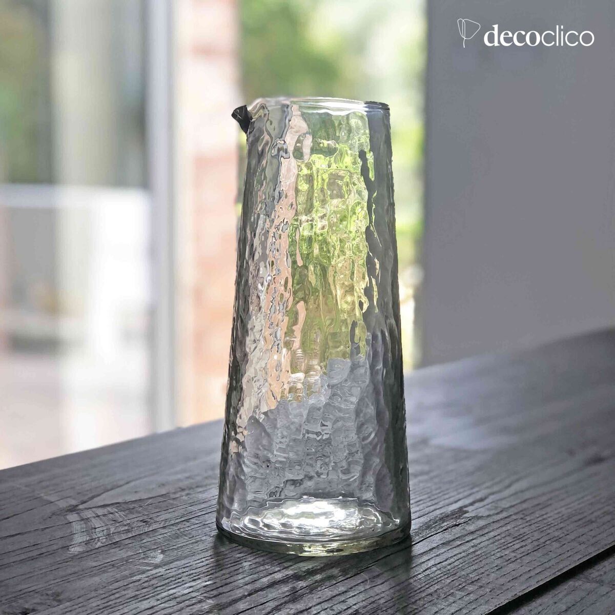 Carafe en verre pommelé