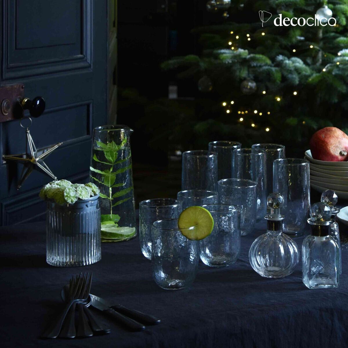 Carafe en verre pommelé