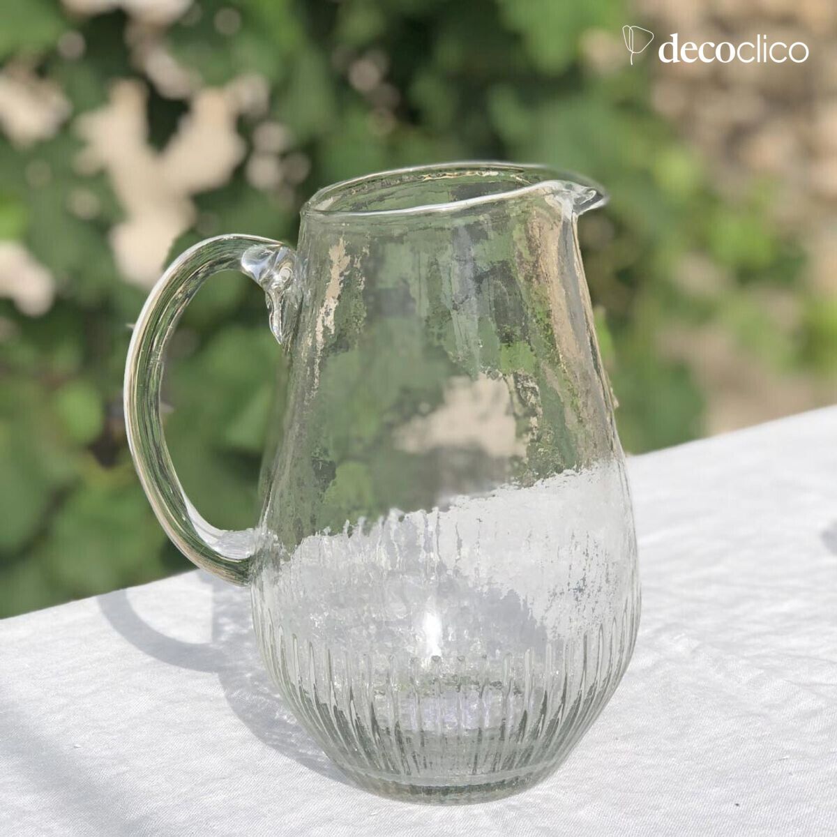 Caraffa in vetro trasparente con base rigata