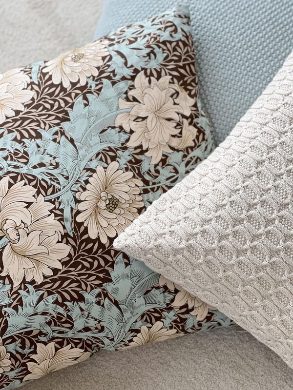 Chocolate tissue cushion 50x50 Chrysanthemum