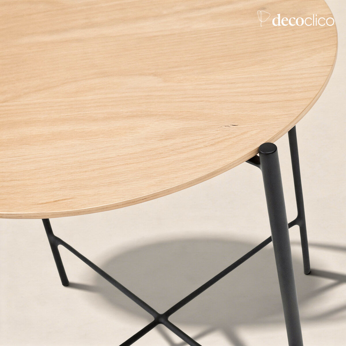 Coffee table with pedestal base in oak veneer and matt black metal legs Lykke