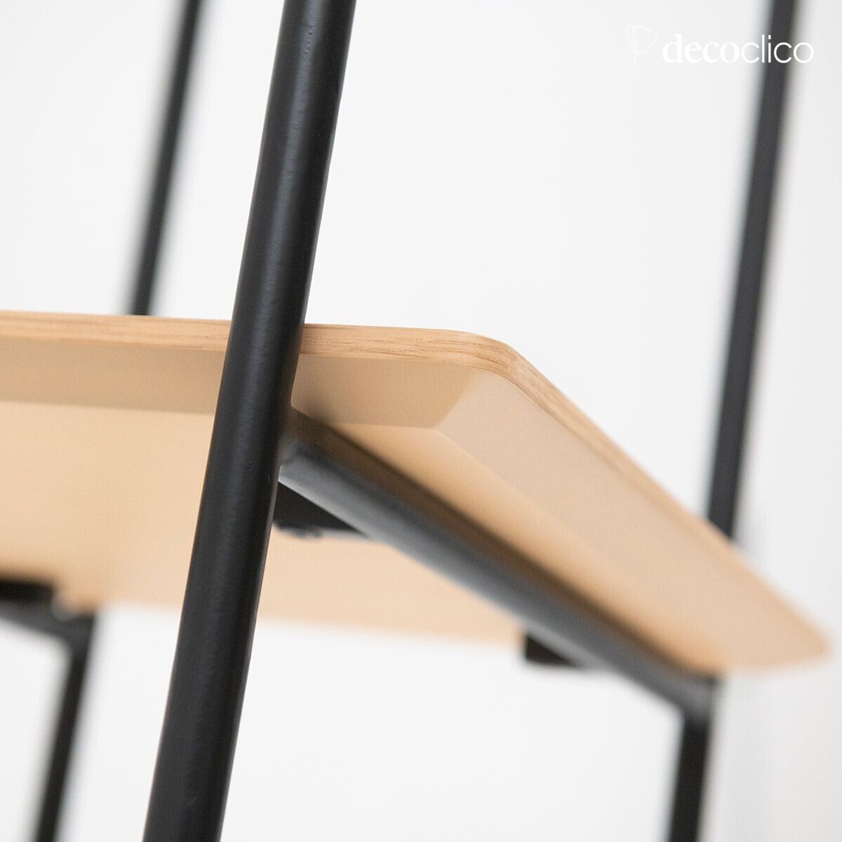 Colonna a ripiani in impiallacciatura di rovere e metallo nero opaco Lykke