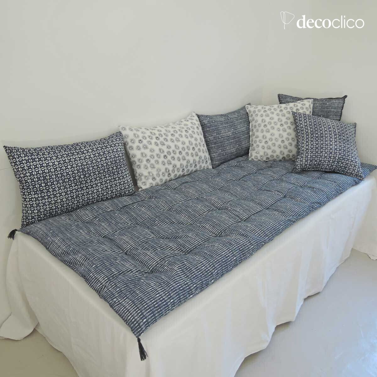 Coprimaterasso in cotone con stampa block print bianca su sfondo blu di Prussia T