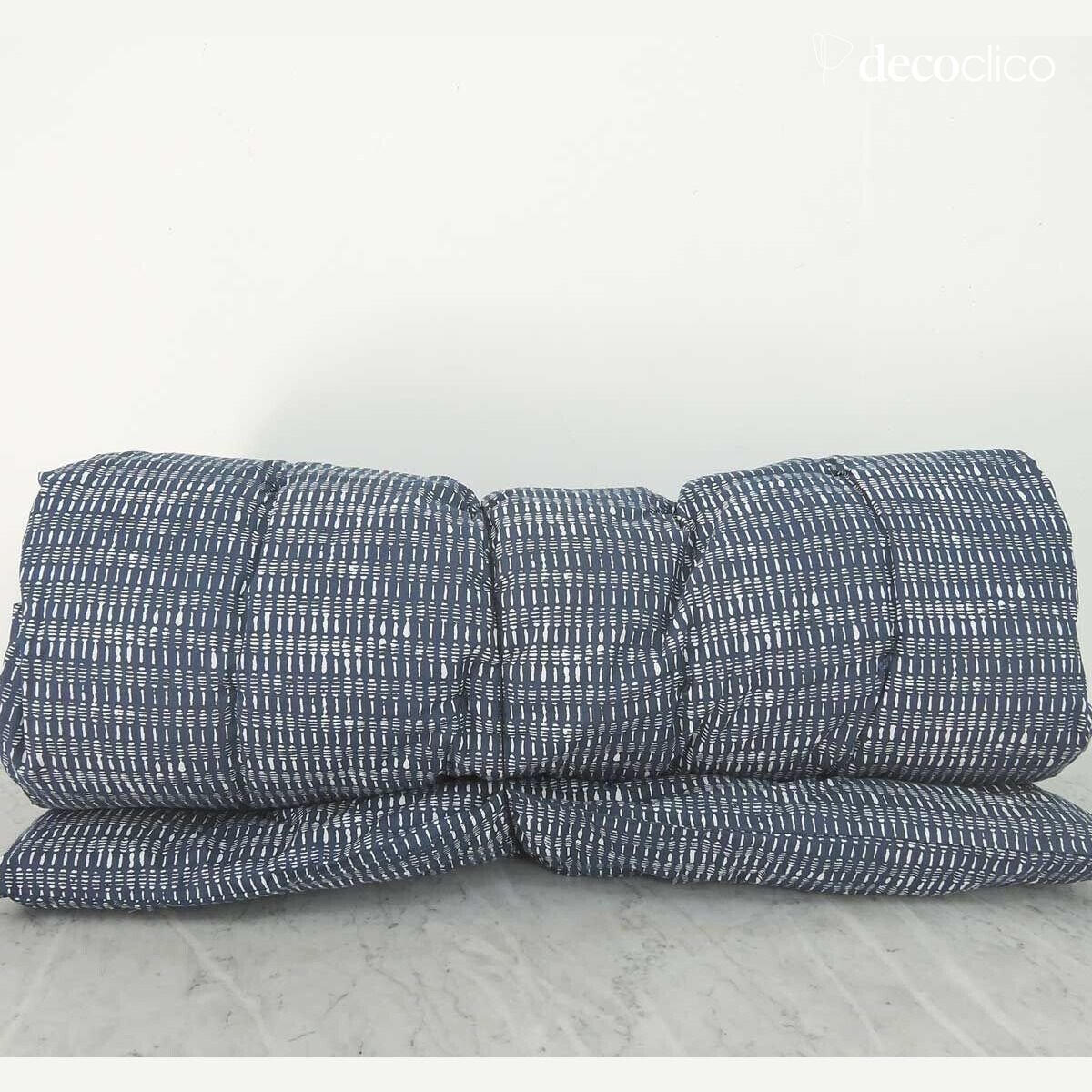 Coprimaterasso in cotone con stampa block print bianca su sfondo blu di Prussia T