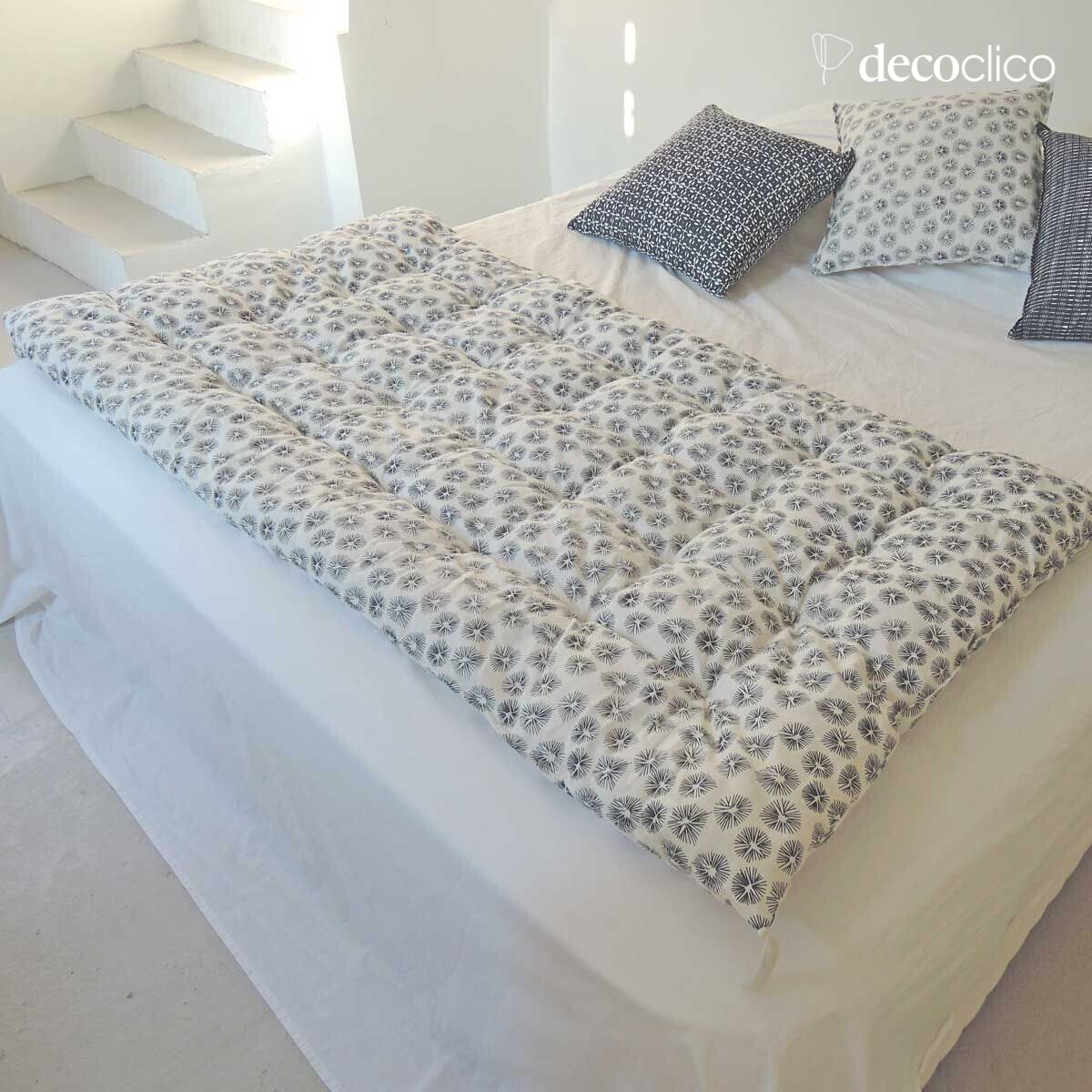 Coprimaterasso in cotone con stampa block print blu di Prussia su sfondo bianco F