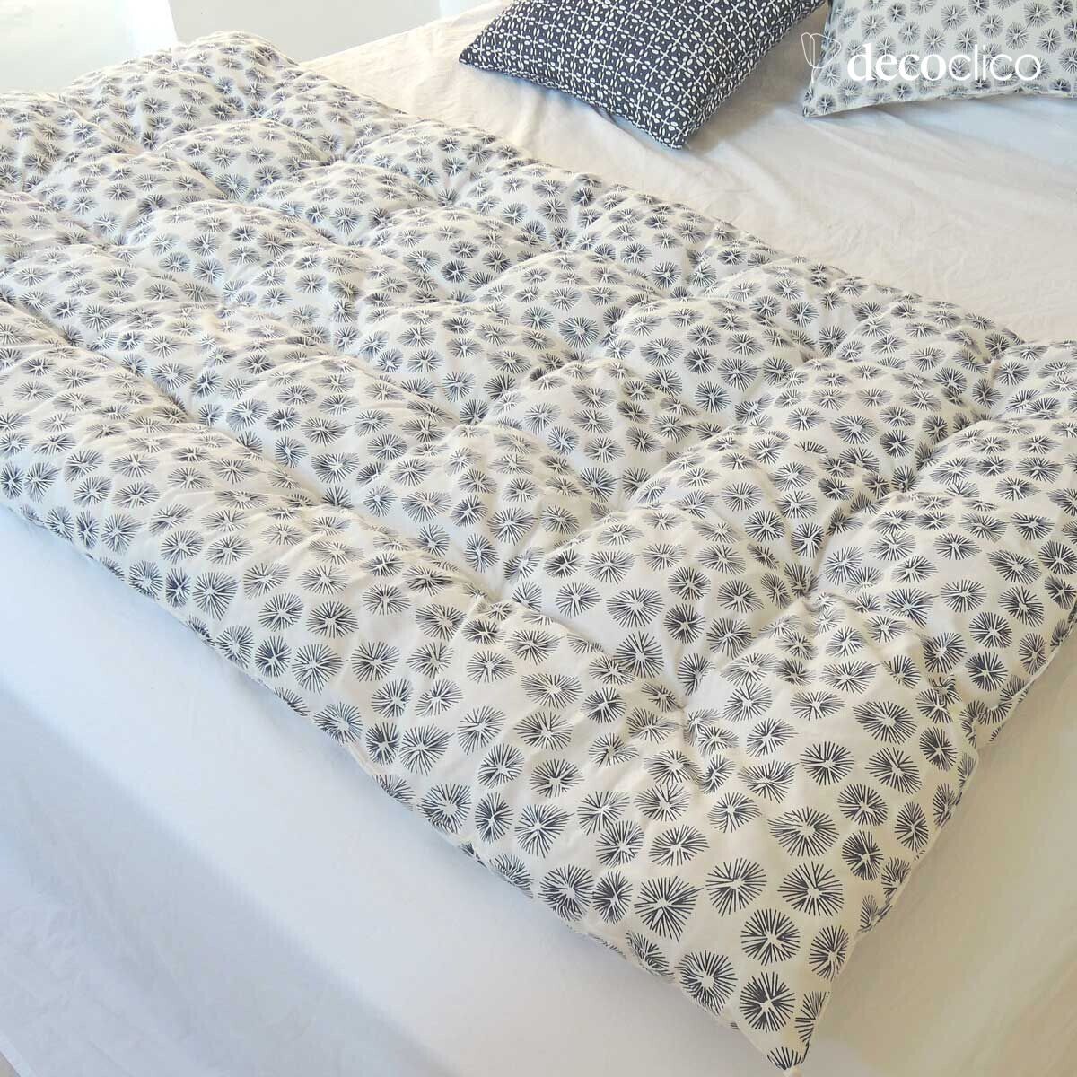 Coprimaterasso in cotone con stampa block print blu di Prussia su sfondo bianco F