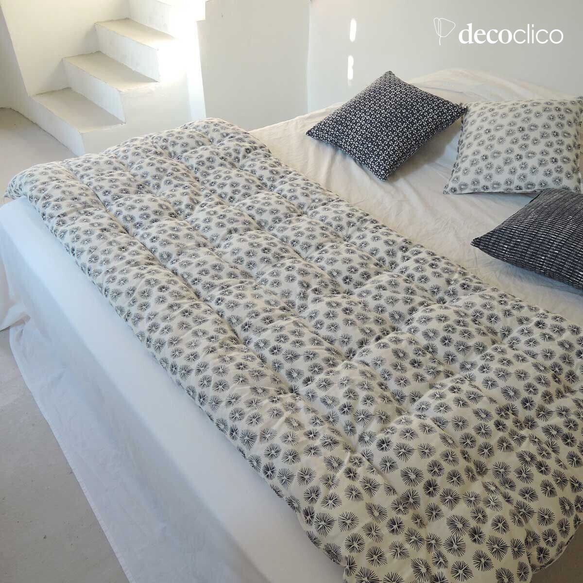 Coprimaterasso in cotone con stampa block print blu di Prussia su sfondo bianco F