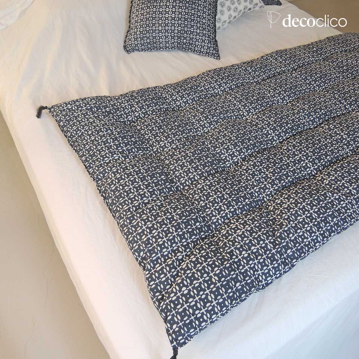 Coprimaterasso in cotone stampato block print bianco su fondo blu di prussia C Tessa