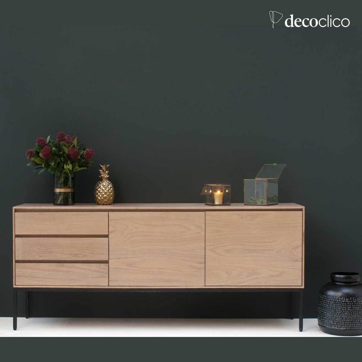 Credenza in rovere impiallacciato con piedini in metallo nero opaco, 2 ante e 3 cassetti Soho