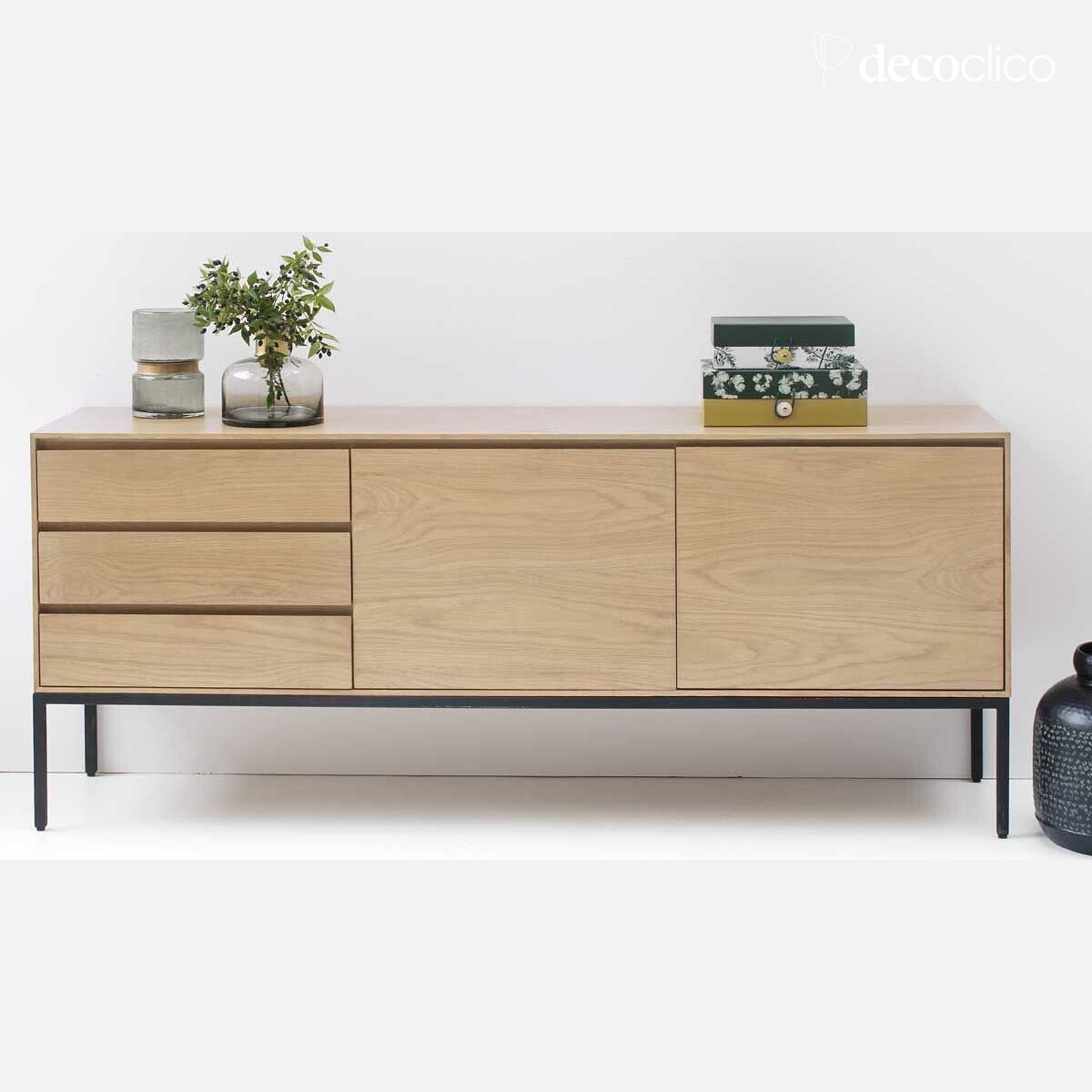 Credenza in rovere impiallacciato con piedini in metallo nero opaco, 2 ante e 3 cassetti Soho