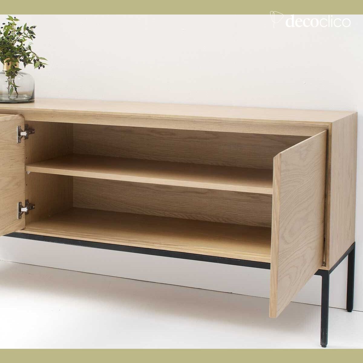 Credenza in rovere impiallacciato con piedini in metallo nero opaco, 2 ante e 3 cassetti Soho