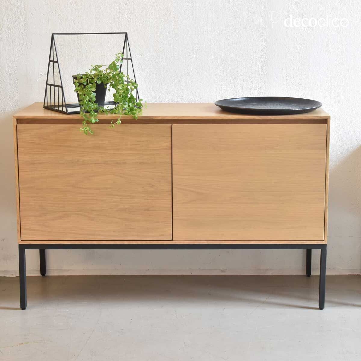 Credenza in rovere impiallacciato con piedini in metallo nero opaco a 2 ante Soho
