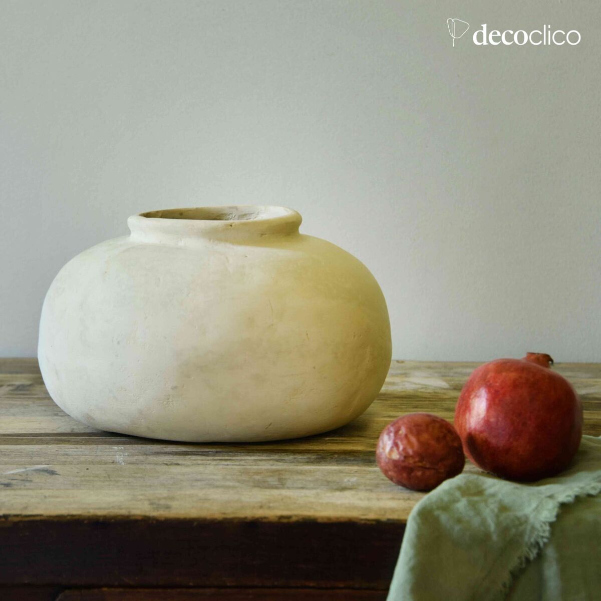 Decorative ball vase in off-white handmade Pia papier-mâché