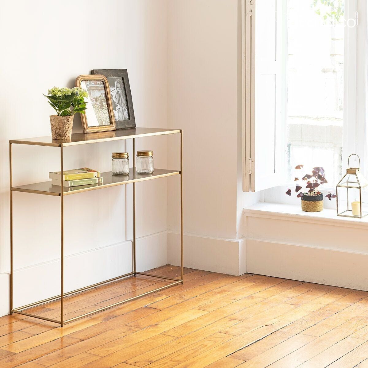 Double-level metal console with brass finish