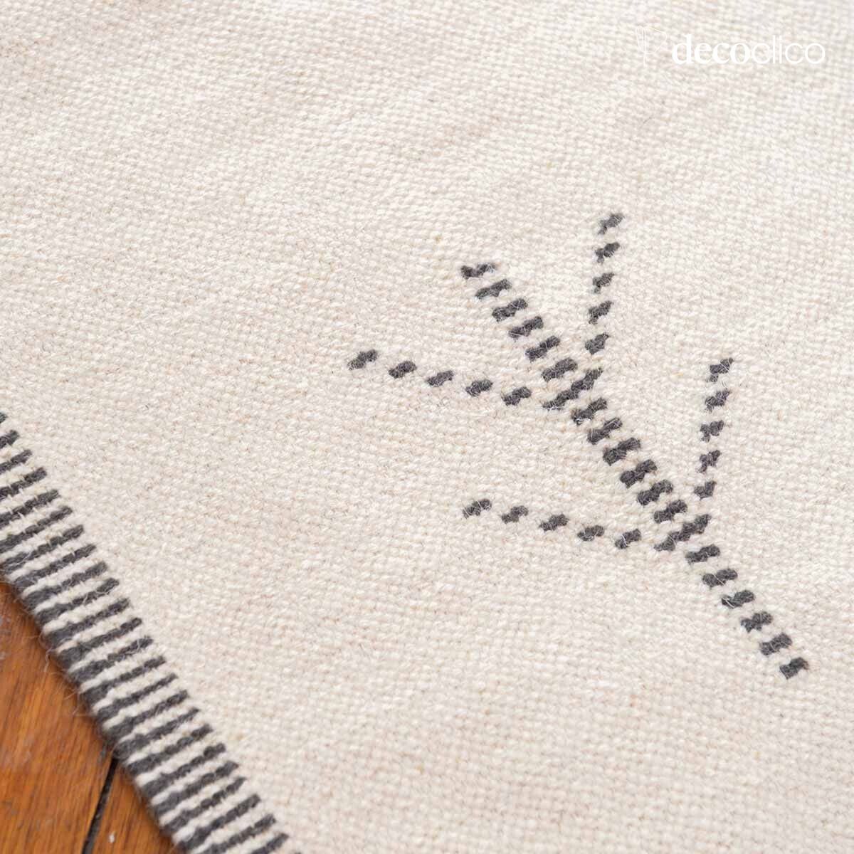 Ecru wool carpet with hand-woven black pattern 140 x 200 cm Bergen